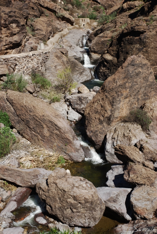 El agua corre por la presa....